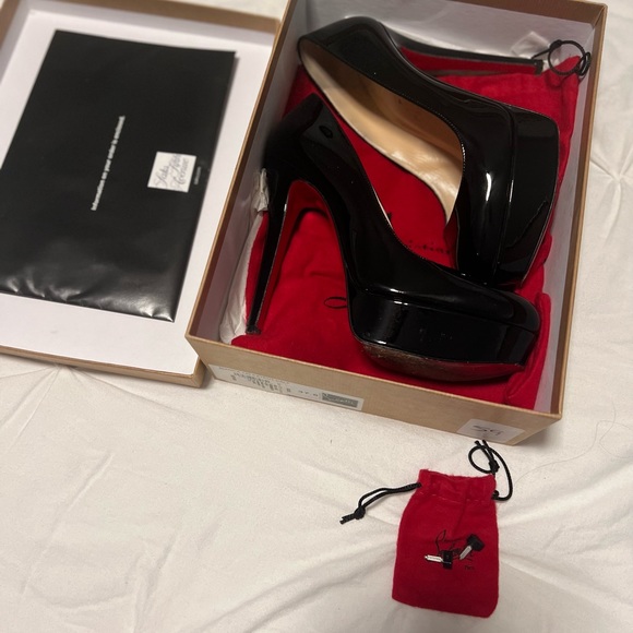 CHRISTIAN LOUBOUTIN
Bianca Patent Leather Pumps
Size: 7.5 | IT 37.5 - Picture 7 of 9